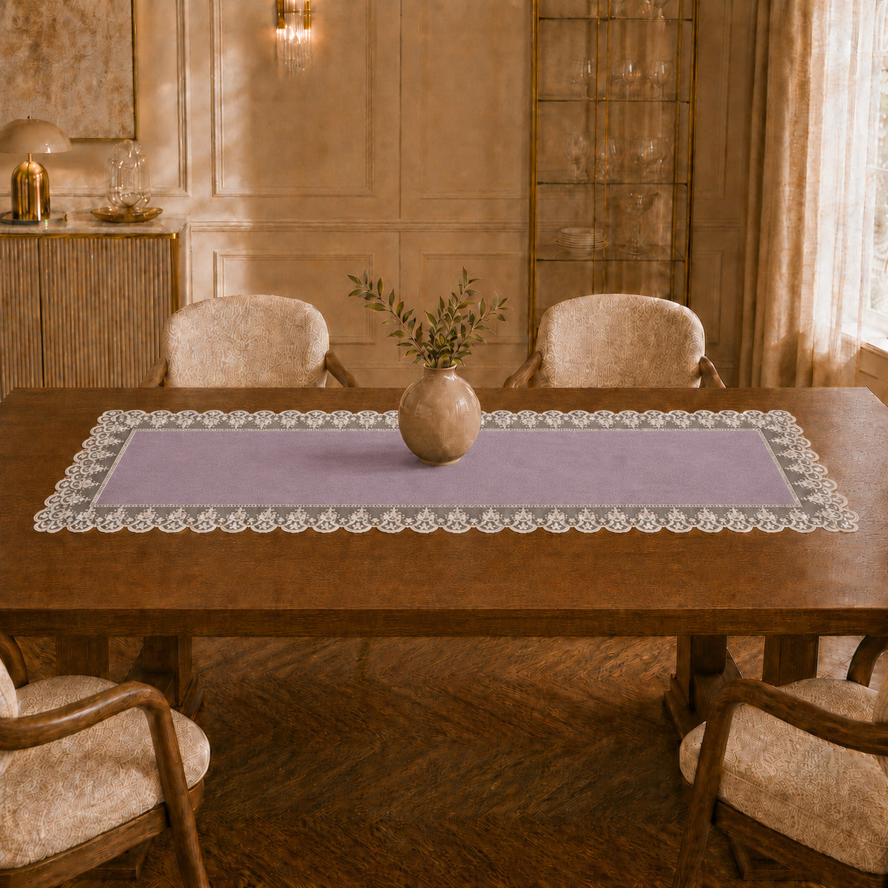 Runner da tavola effetto velluto Lilla con Pizzo Rebrodé bianco, 55 × 150 cm — vista ambientata