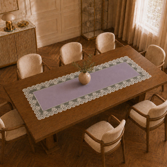 Runner da tavola effetto velluto Lilla con Pizzo Rebrodé bianco, 55 × 150 cm — vista dall’alto