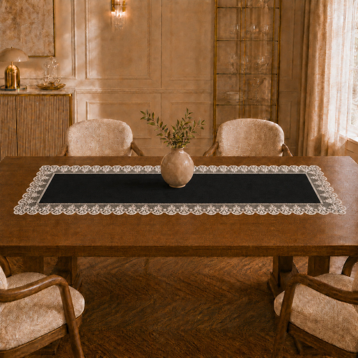 Runner da tavola effetto velluto Nero con Pizzo Rebrodé bianco, 55 × 150 cm — vista ambientata