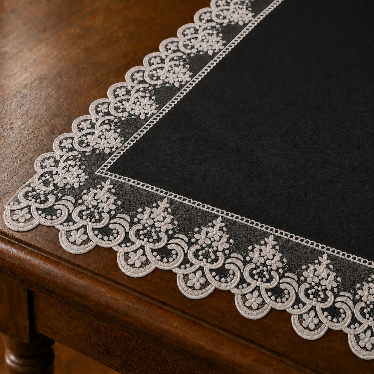 Runner da tavola effetto velluto Nero con Pizzo Rebrodé bianco, 55 × 150 cm — dettaglio tessuto e finiture