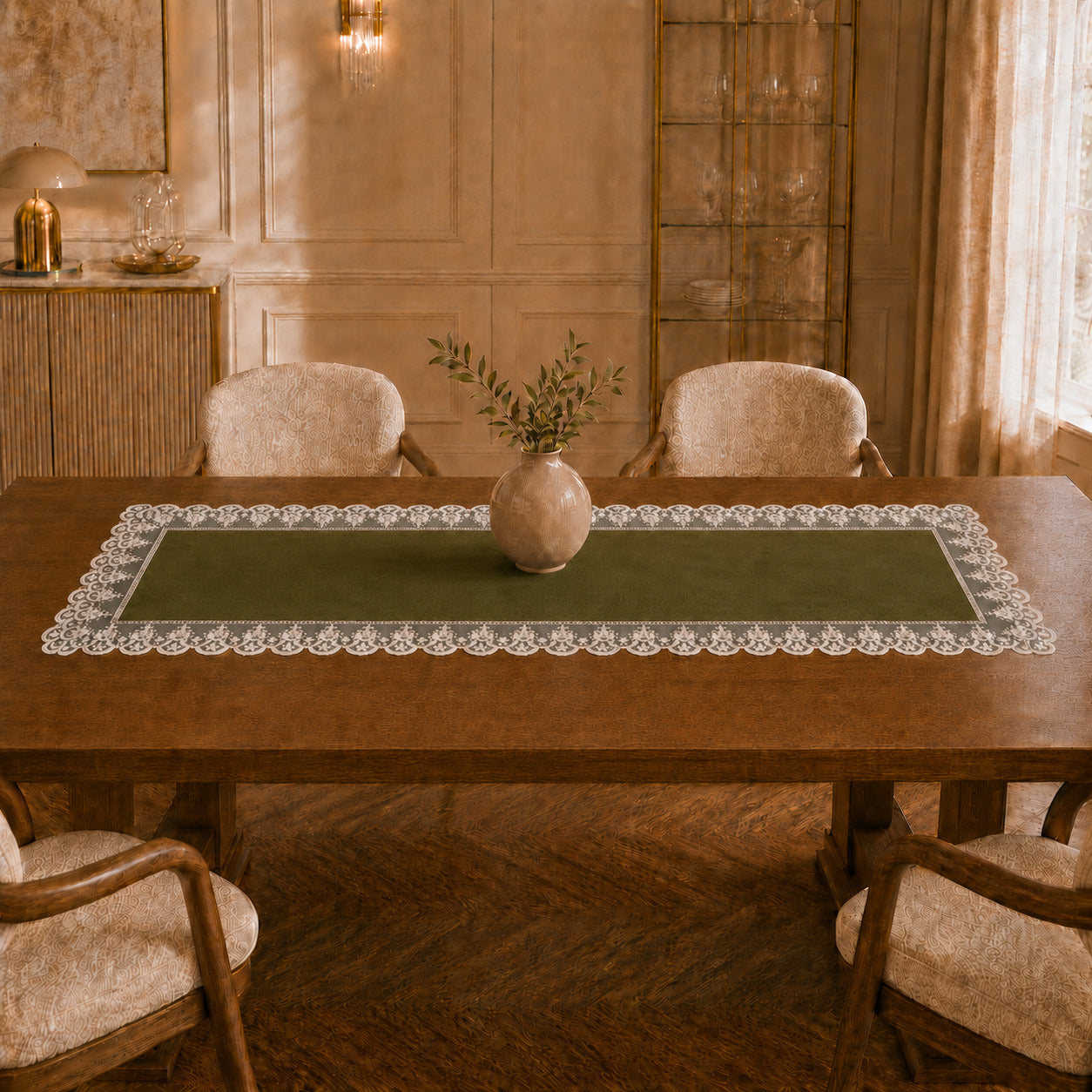 Runner da tavola effetto velluto Verde Oliva con Pizzo Rebrodé bianco, 55 × 150 cm — vista ambientata