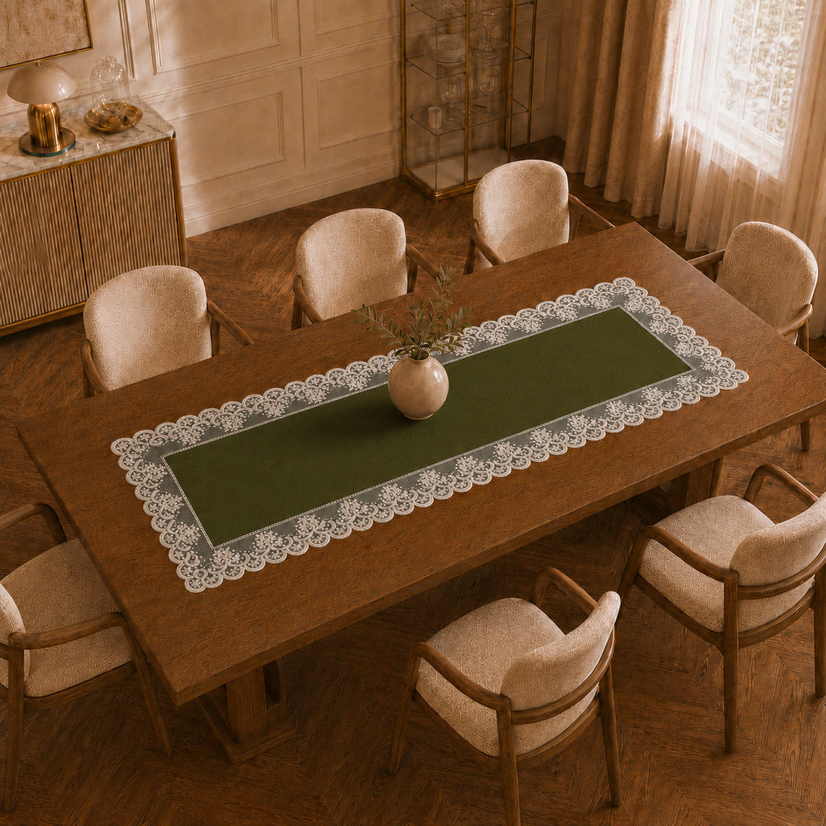 Runner da tavola effetto velluto Verde Oliva con Pizzo Rebrodé bianco, 55 × 150 cm — vista dall’alto