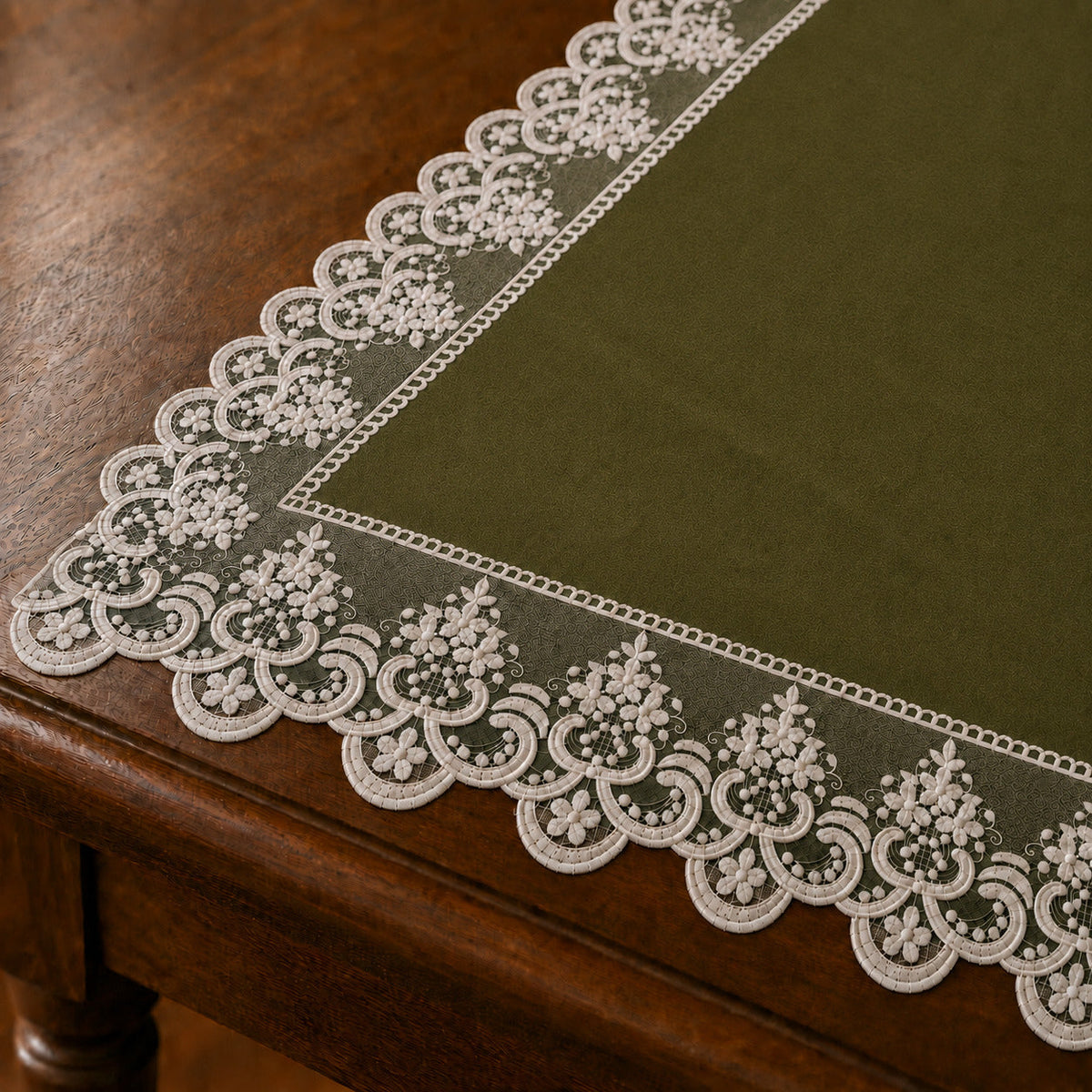 Runner da tavola effetto velluto Verde Oliva con Pizzo Rebrodé bianco, 55 × 150 cm — dettaglio tessuto e finiture