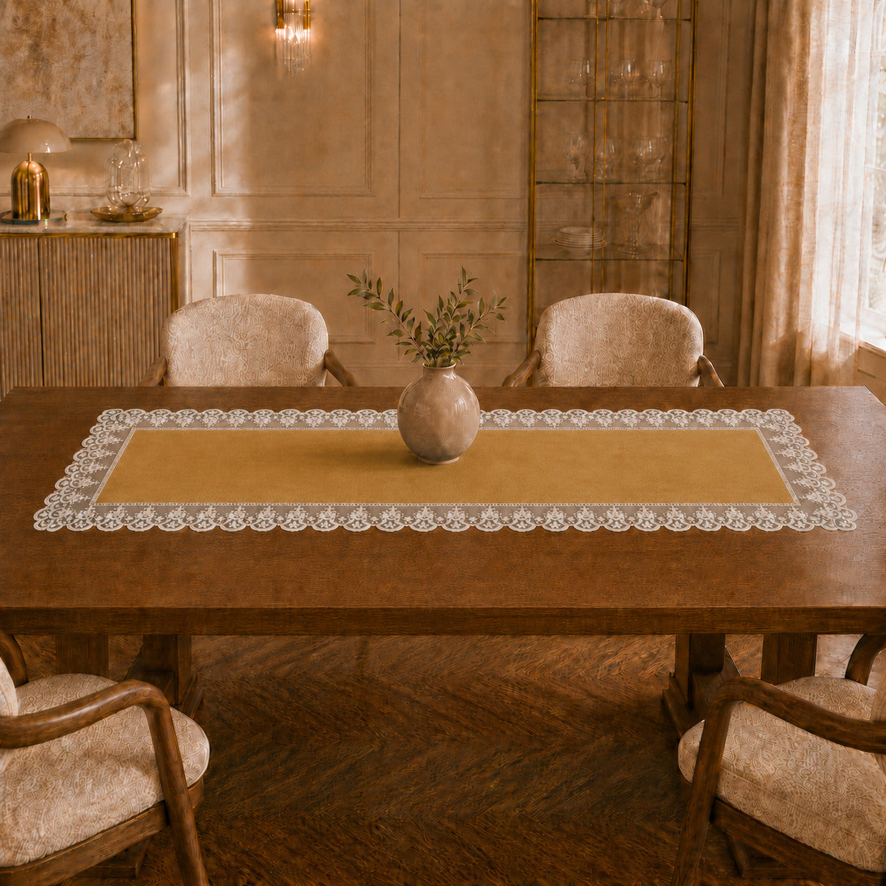 Runner da tavola effetto velluto Oro con Pizzo Rebrodé bianco, 55 × 150 cm — vista ambientata