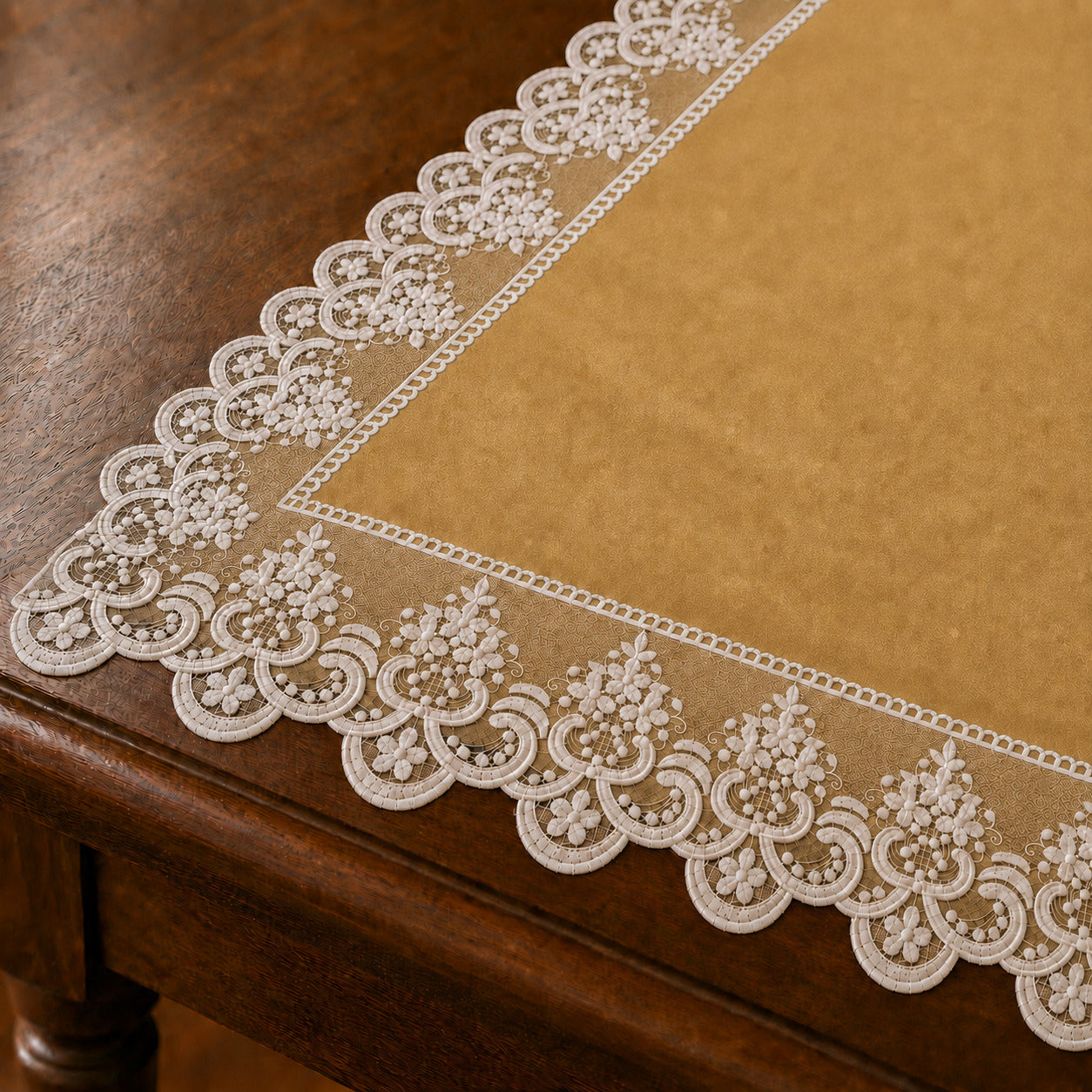Runner da tavola effetto velluto Oro con Pizzo Rebrodé bianco, 55 × 150 cm — dettaglio tessuto e finiture