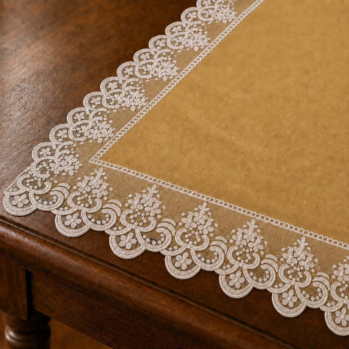Runner da tavola effetto velluto Oro con Pizzo Rebrodé bianco, 55 × 150 cm — dettaglio tessuto e finiture