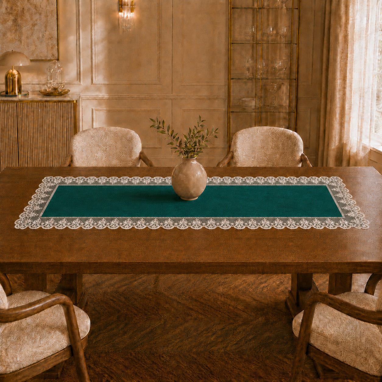 Runner da tavola effetto velluto Ottanio con Pizzo Rebrodé bianco, 55 × 150 cm — vista ambientata
