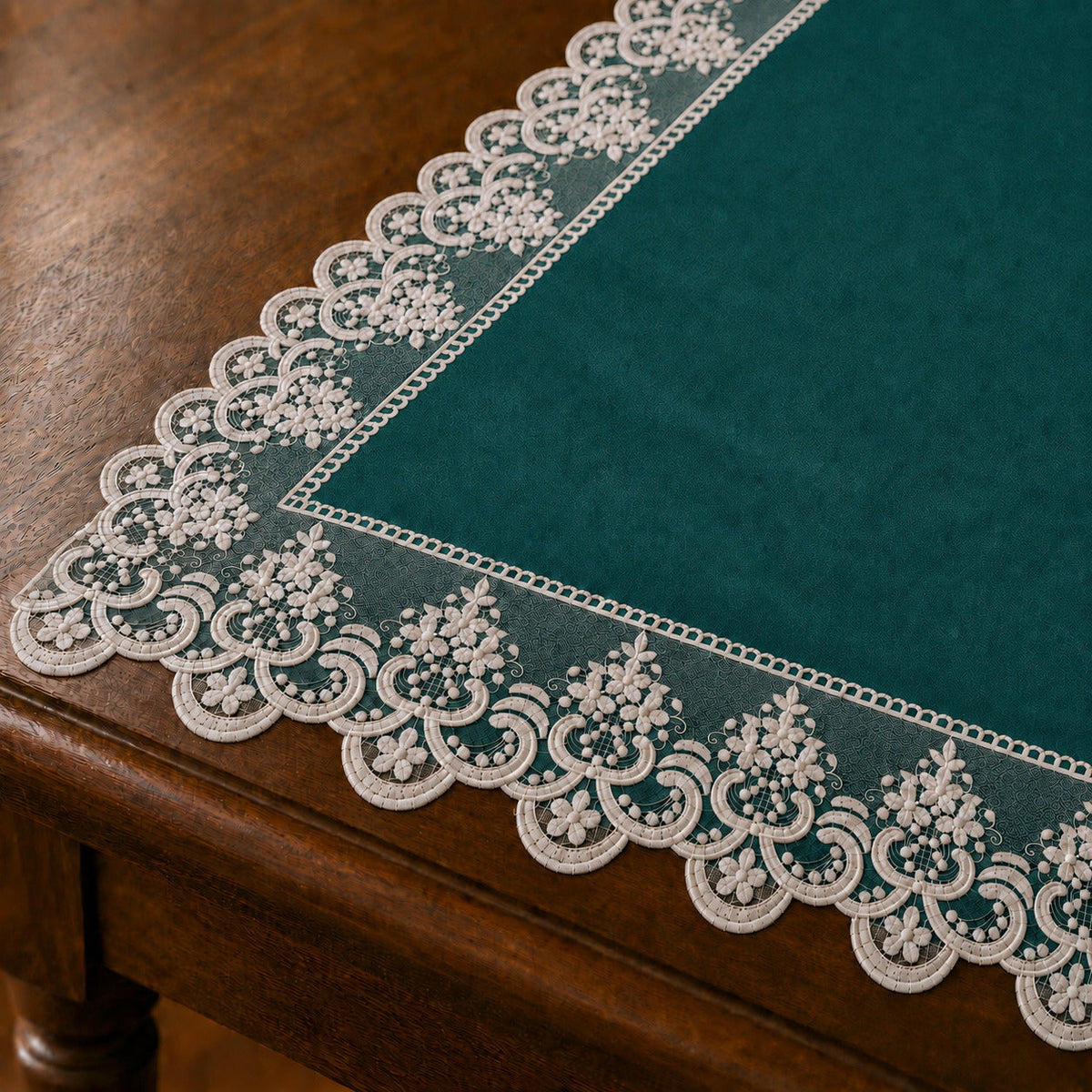 Runner da tavola effetto velluto Ottanio con Pizzo Rebrodé bianco, 55 × 150 cm — dettaglio tessuto e finiture