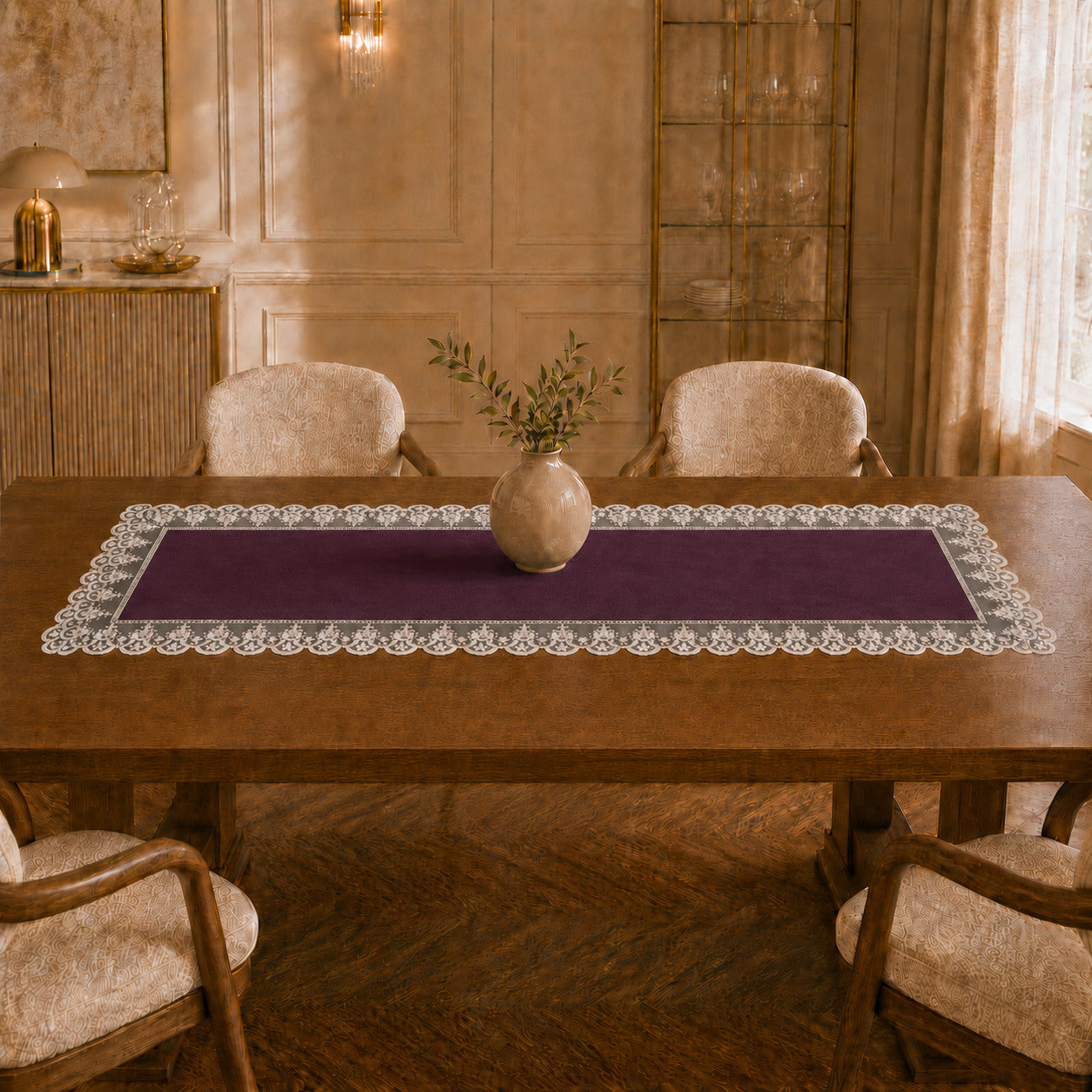Runner da tavola effetto velluto Prugna con Pizzo Rebrodé bianco, 55 × 150 cm — vista ambientata