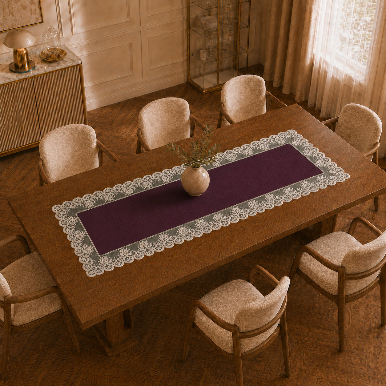 Runner da tavola effetto velluto Prugna con Pizzo Rebrodé bianco, 55 × 150 cm — vista dall’alto