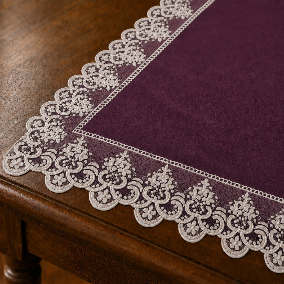 Runner da tavola effetto velluto Prugna con Pizzo Rebrodé bianco, 55 × 150 cm — dettaglio tessuto e finiture