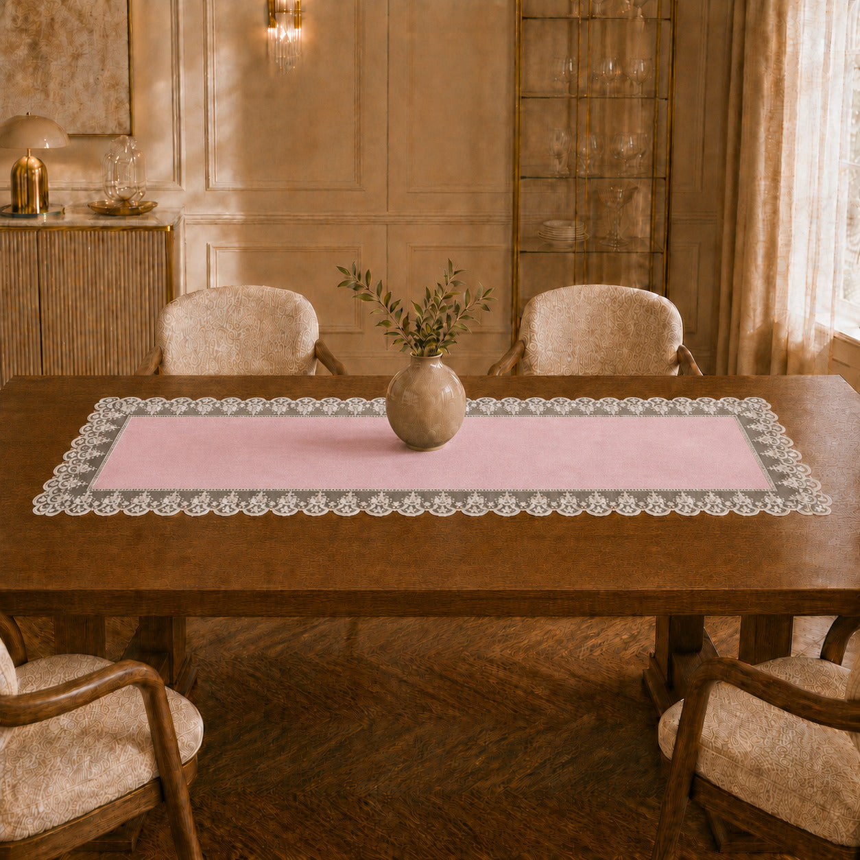 Runner da tavola effetto velluto Rosa con Pizzo Rebrodé bianco, 55 × 150 cm — vista ambientata