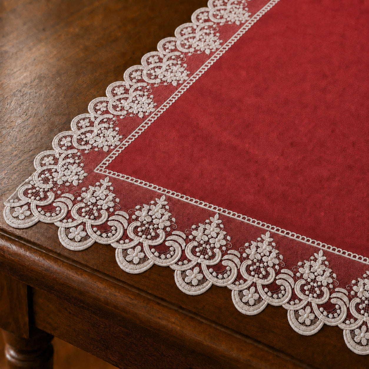 Runner da tavola effetto velluto Rosso con Pizzo Rebrodé bianco, 55 × 150 cm — dettaglio tessuto e finiture