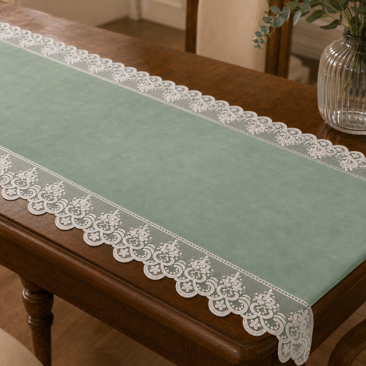 Runner da tavola effetto velluto Salvia con Pizzo Rebrodé bianco, 55 × 150 cm — dettaglio tessuto e finiture