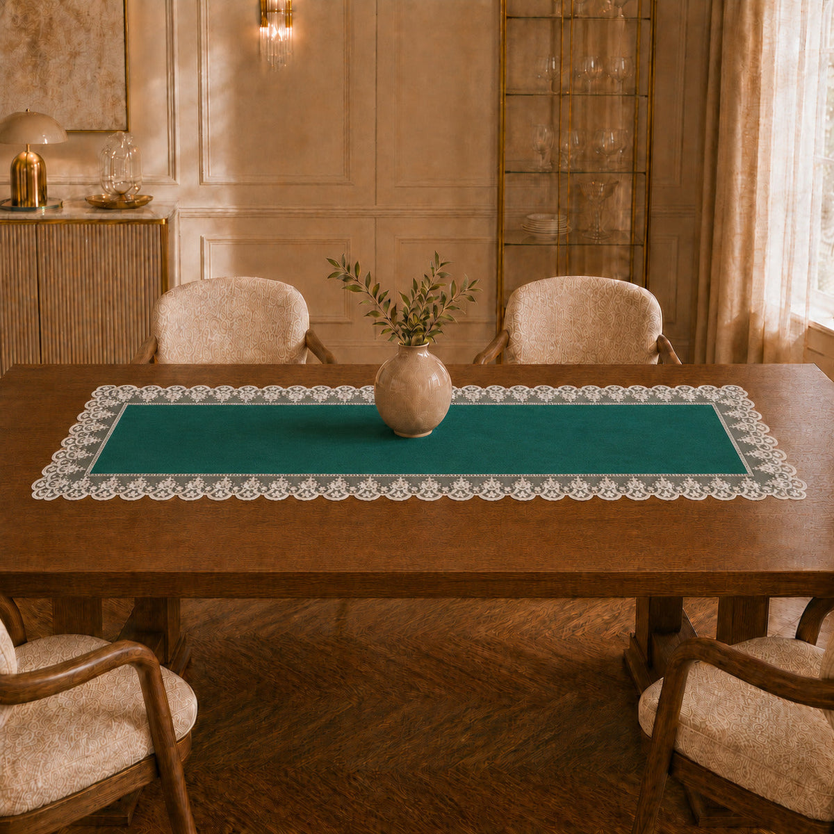 Runner da tavola effetto velluto Smeraldo con Pizzo Rebrodé bianco, 55 × 150 cm — vista ambientata