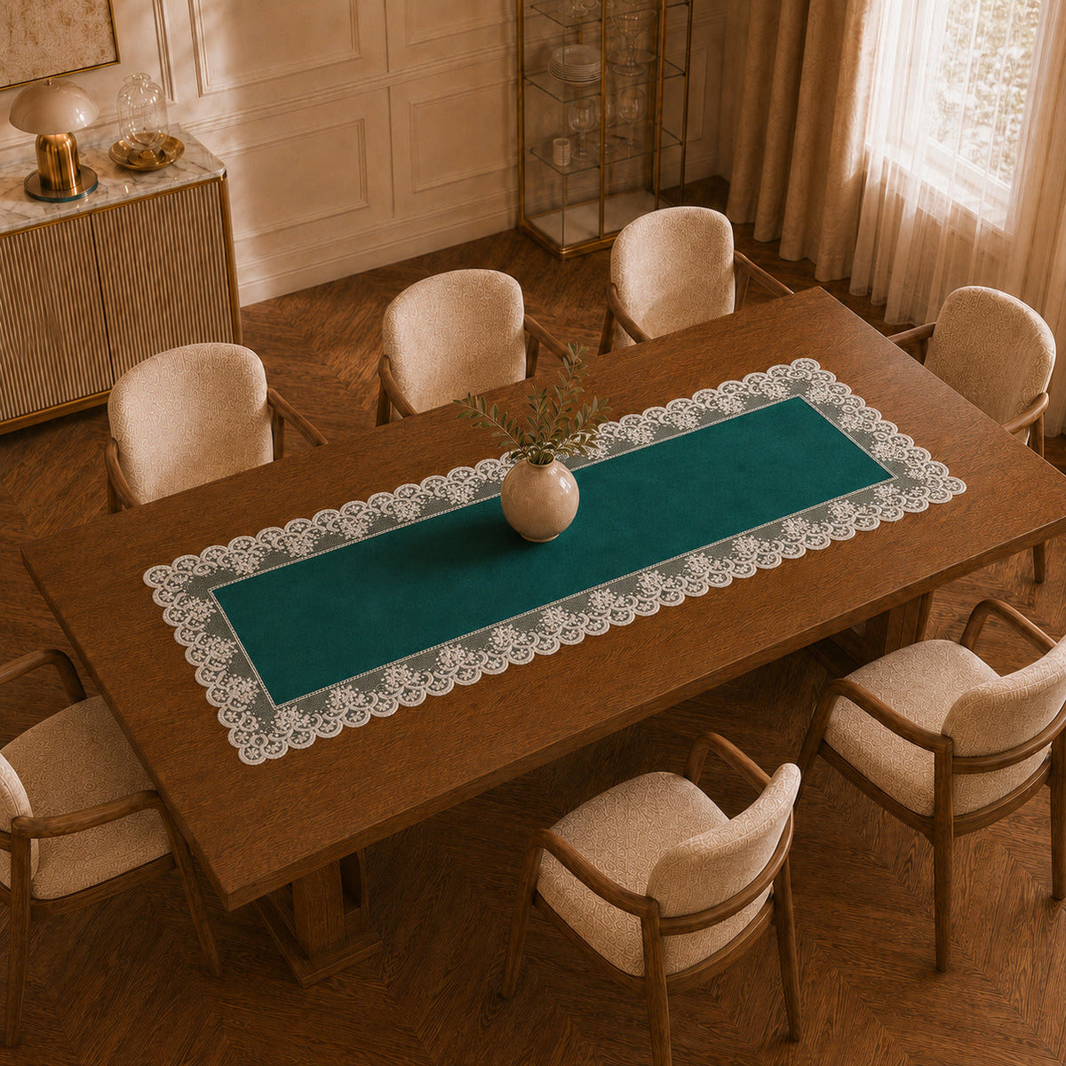 Runner da tavola effetto velluto Smeraldo con Pizzo Rebrodé bianco, 55 × 150 cm — vista dall’alto