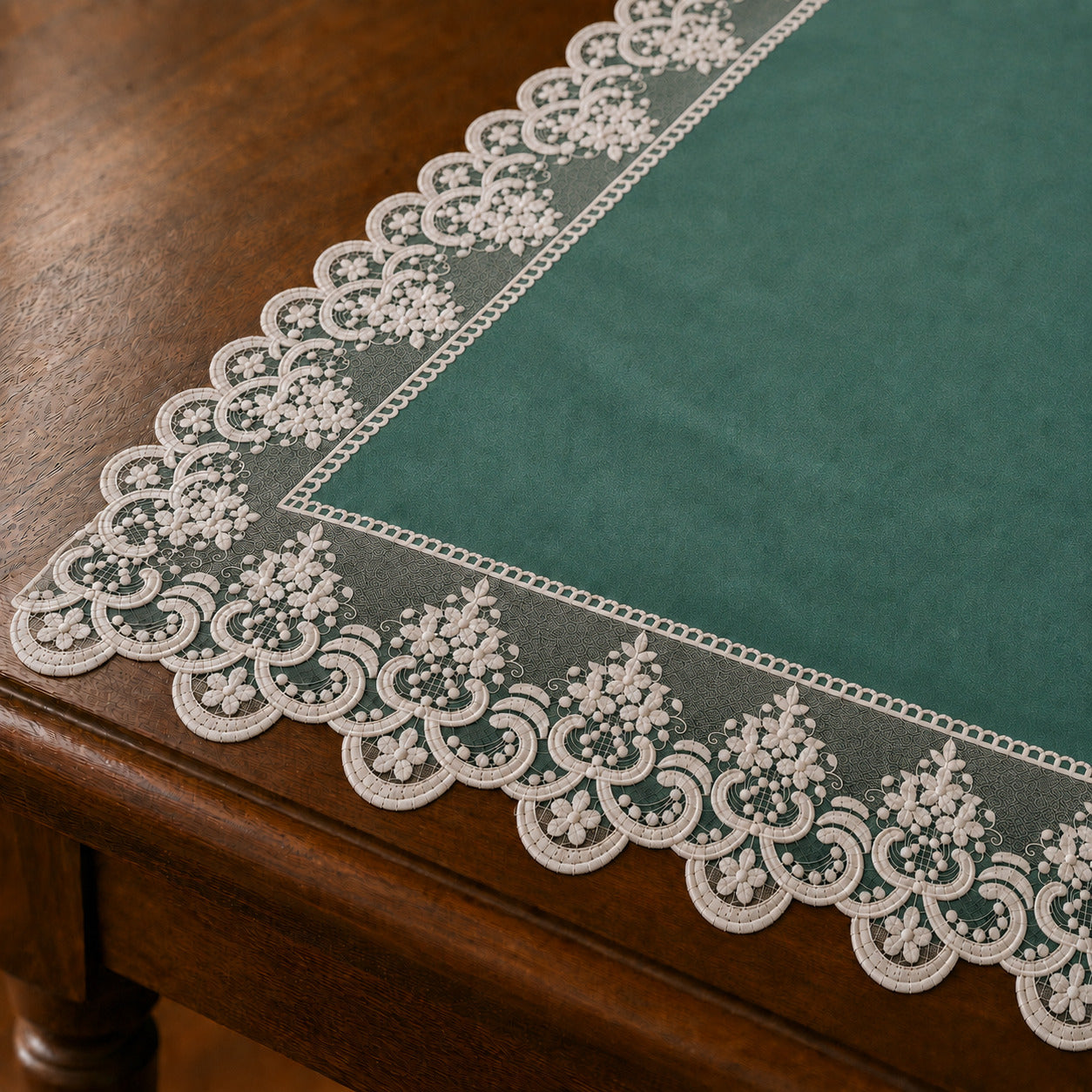 Runner da tavola effetto velluto Smeraldo con Pizzo Rebrodé bianco, 55 × 150 cm — dettaglio tessuto e finiture