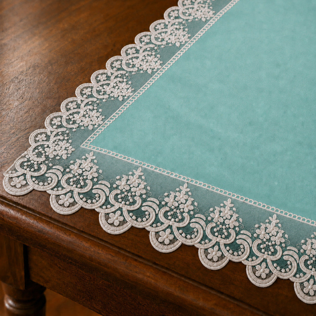 Runner da tavola effetto velluto Tiffany con Pizzo Rebrodé bianco, 55 × 150 cm — dettaglio tessuto e finiture