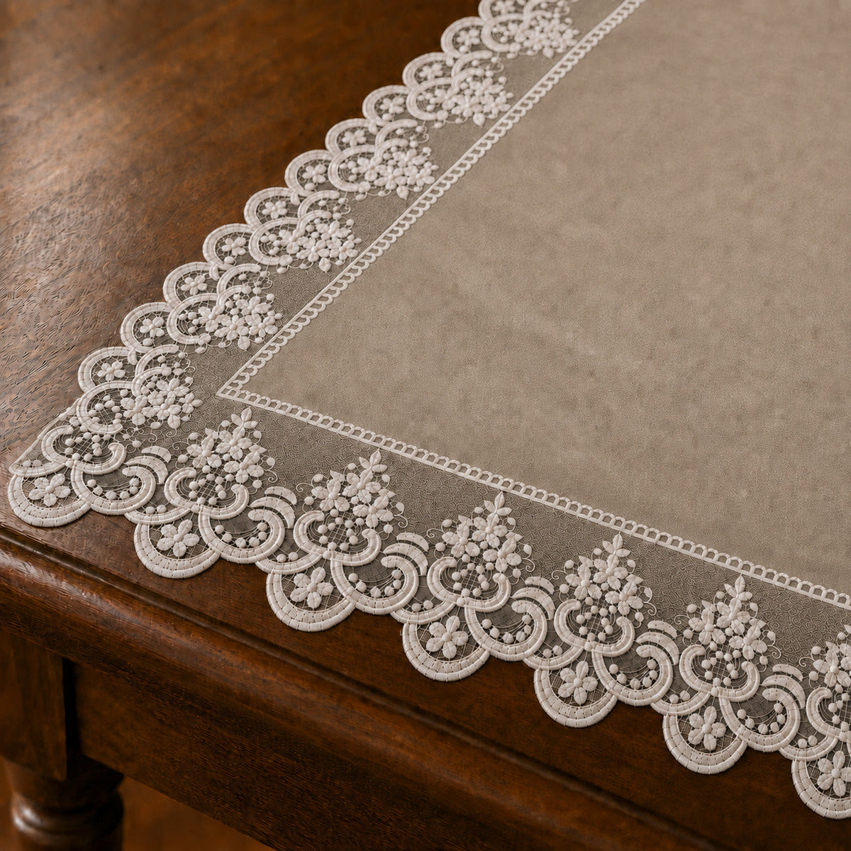 Runner da tavola effetto velluto Tortora con Pizzo Rebrodé bianco, 55 × 150 cm — dettaglio tessuto e finiture