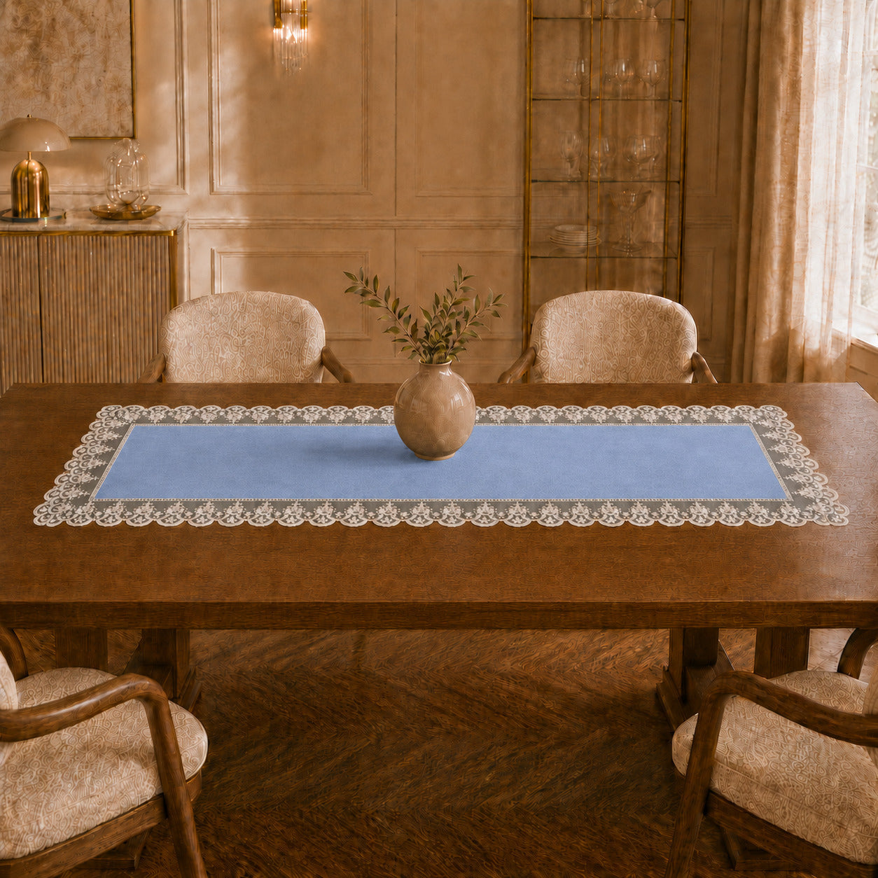 Runner da tavola effetto velluto Carta da Zucchero con Pizzo Rebrodé bianco, 55 × 150 cm — vista ambientata