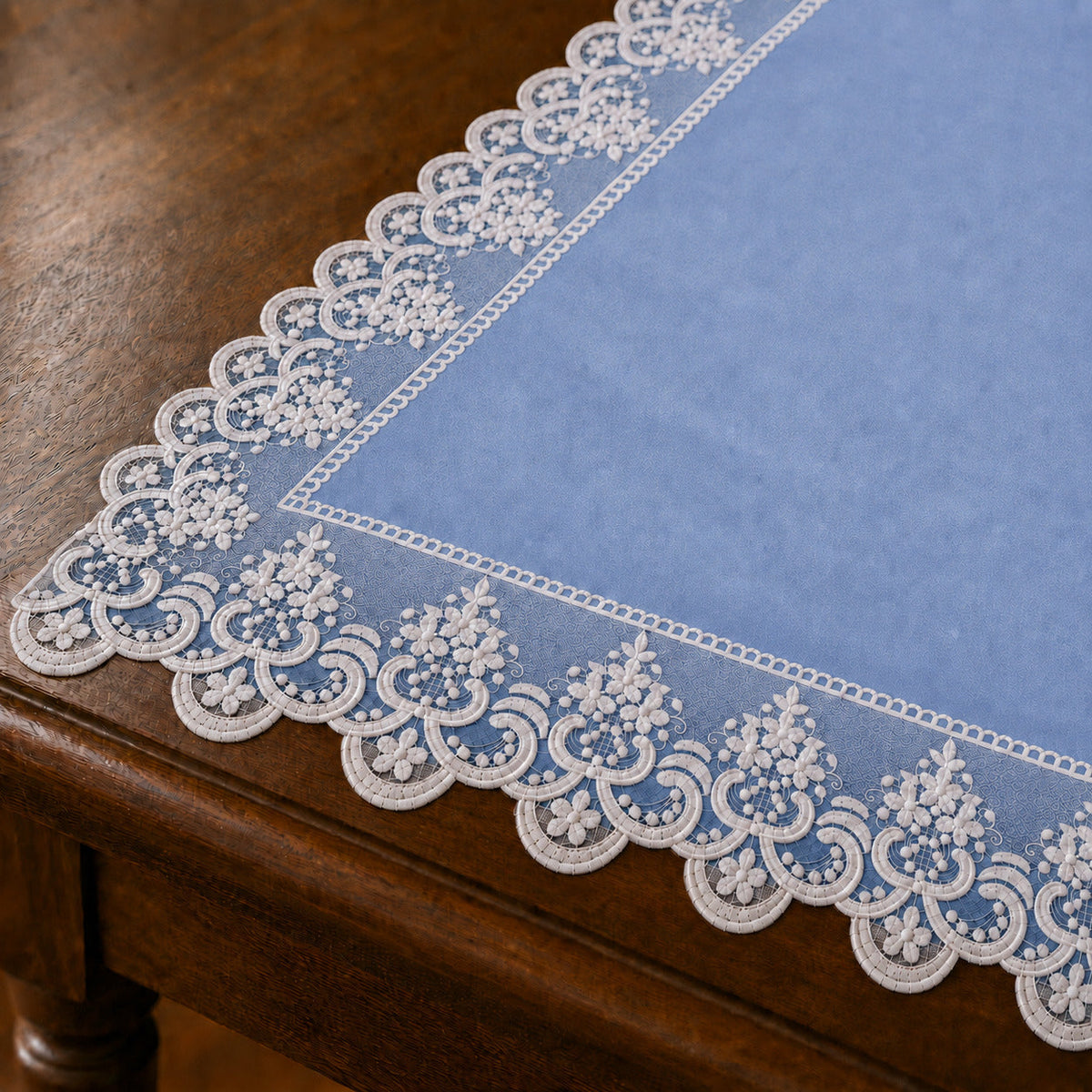 Runner da tavola effetto velluto Carta da Zucchero con Pizzo Rebrodé bianco, 55 × 150 cm — dettaglio tessuto e finiture