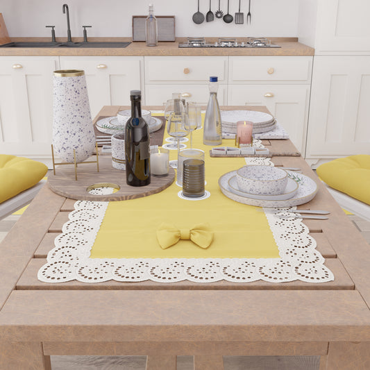 Chemin de table élégant shabby chic avec dentelle et nœuds jaune