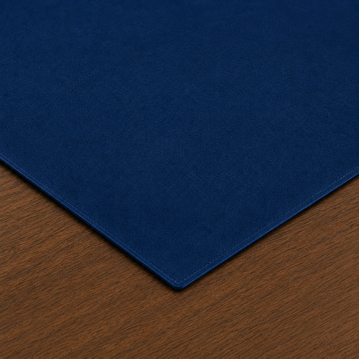 Centrotavola effetto velluto Blu Scuro, 90 × 90 cm — dettaglio tessuto e finiture