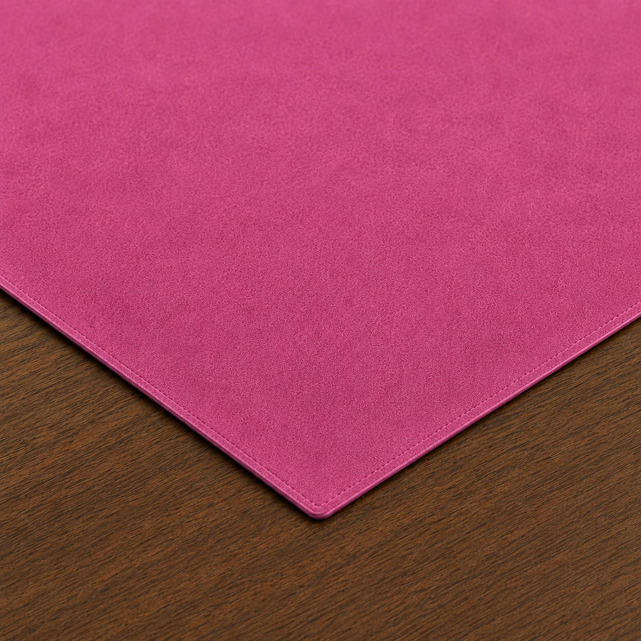 Centrotavola effetto velluto Fucsia, 90 × 90 cm — dettaglio tessuto e finiture
