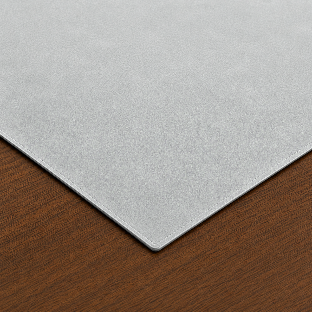 Centrotavola effetto velluto Grigio Chiaro, 90 × 90 cm — dettaglio tessuto e finiture