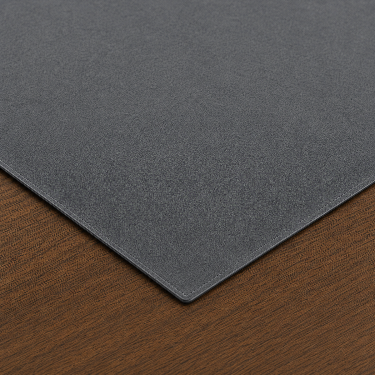 Centrotavola effetto velluto Grigio Scuro, 90 × 90 cm — dettaglio tessuto e finiture