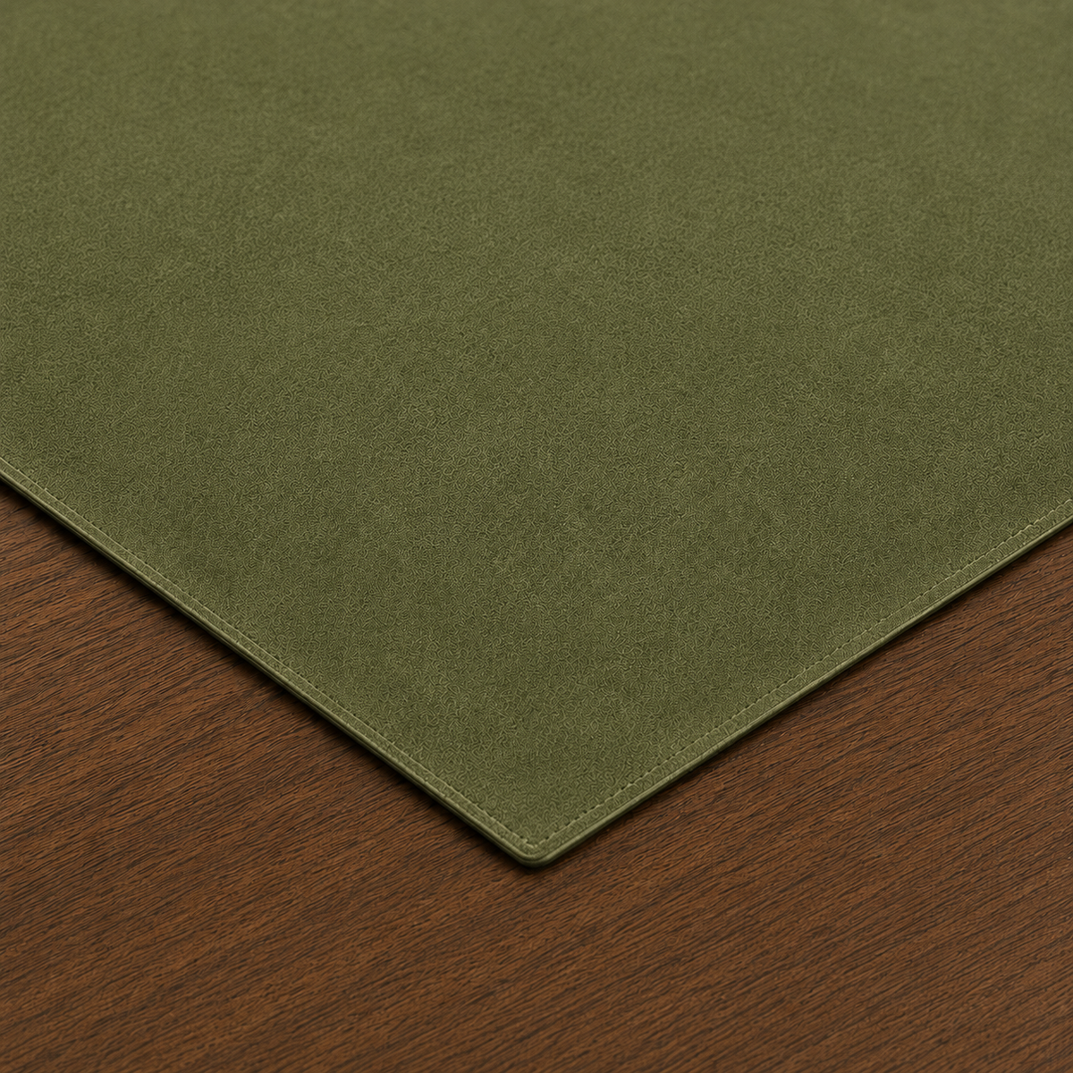 Centrotavola effetto velluto Verde Oliva, 90 × 90 cm — dettaglio tessuto e finiture