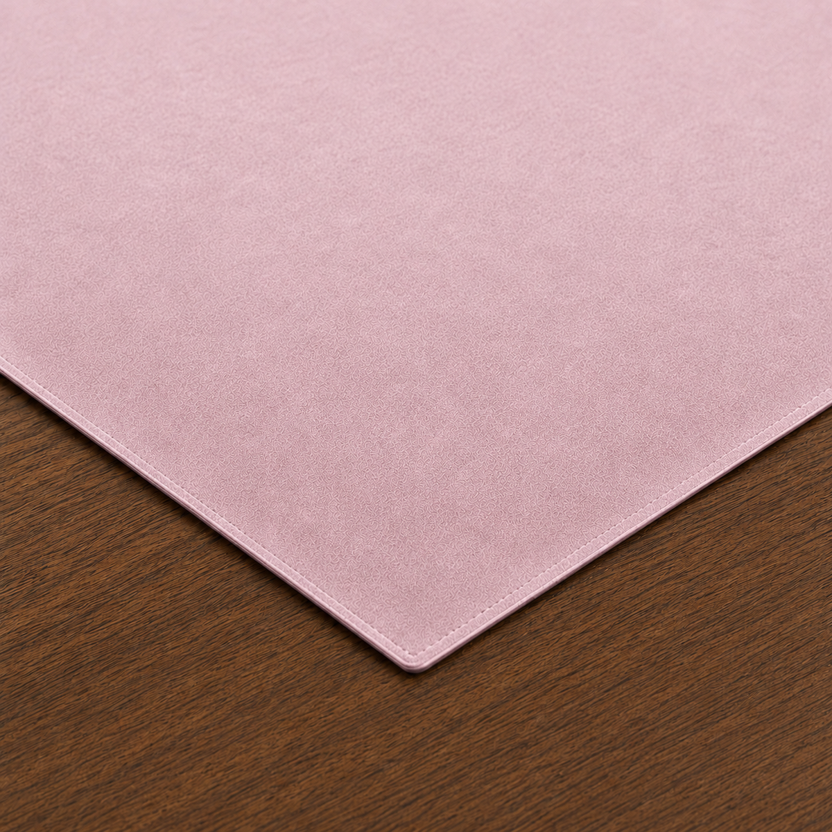 Centrotavola effetto velluto Rosa, 90 × 90 cm — dettaglio tessuto e finiture