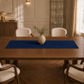 Runner da tavola effetto velluto Blu Scuro, 40 × 140 cm — vista ambientata