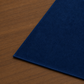 Runner da tavola effetto velluto Blu Scuro, 40 × 140 cm — dettaglio tessuto e finiture