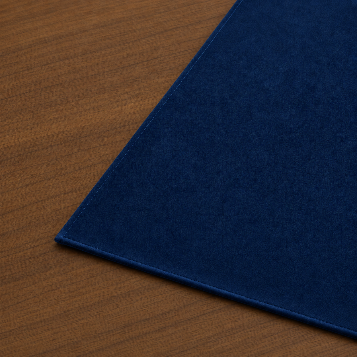 Runner da tavola effetto velluto Blu Scuro, 40 × 140 cm — dettaglio tessuto e finiture