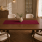 Runner da tavola effetto velluto Bordeaux, 40 × 140 cm — vista ambientata
