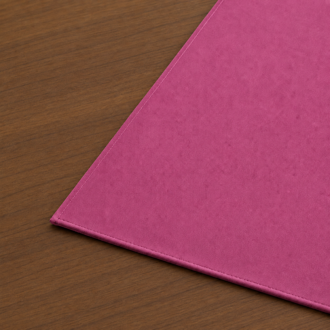 Runner da tavola effetto velluto Fucsia, 40 × 140 cm — dettaglio tessuto e finiture