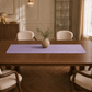 Runner da tavola effetto velluto Lilla, 40 × 140 cm — vista ambientata