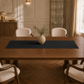 Runner da tavola effetto velluto Nero, 40 × 140 cm — vista ambientata