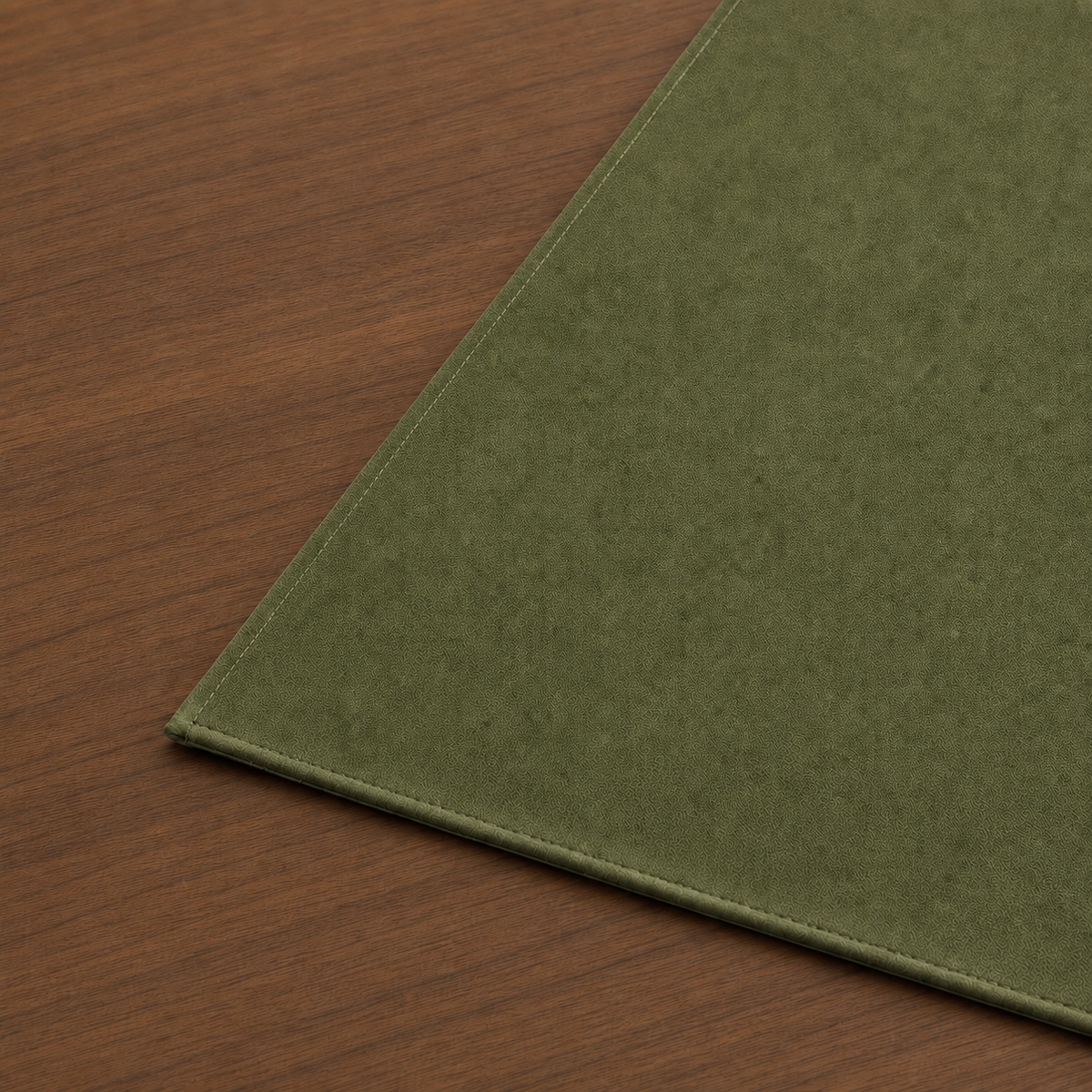 Runner da tavola effetto velluto Verde Oliva, 40 × 140 cm — dettaglio tessuto e finiture