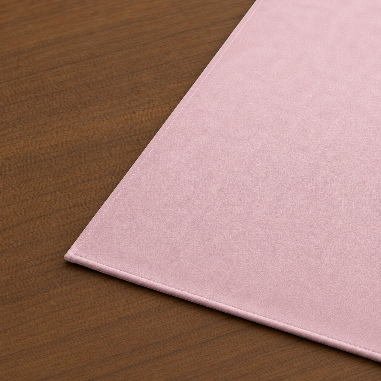 Runner da tavola effetto velluto Rosa, 40 × 140 cm — dettaglio tessuto e finiture
