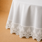 Dettaglio del tessuto effetto velluto Bianco con pizzo Rebrodé bianco che prosegue oltre il bordo