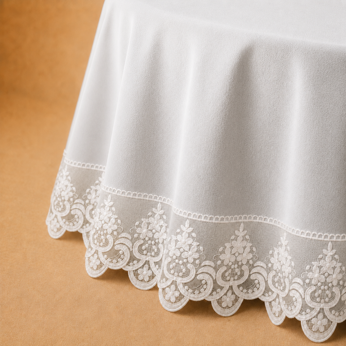 Dettaglio del tessuto effetto velluto Bianco con pizzo Rebrodé bianco che prosegue oltre il bordo