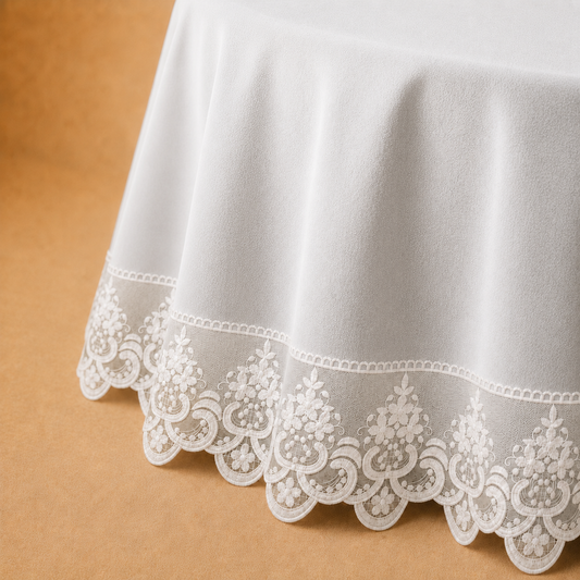 Dettaglio del tessuto effetto velluto Bianco con pizzo Rebrodé bianco che prosegue oltre il bordo