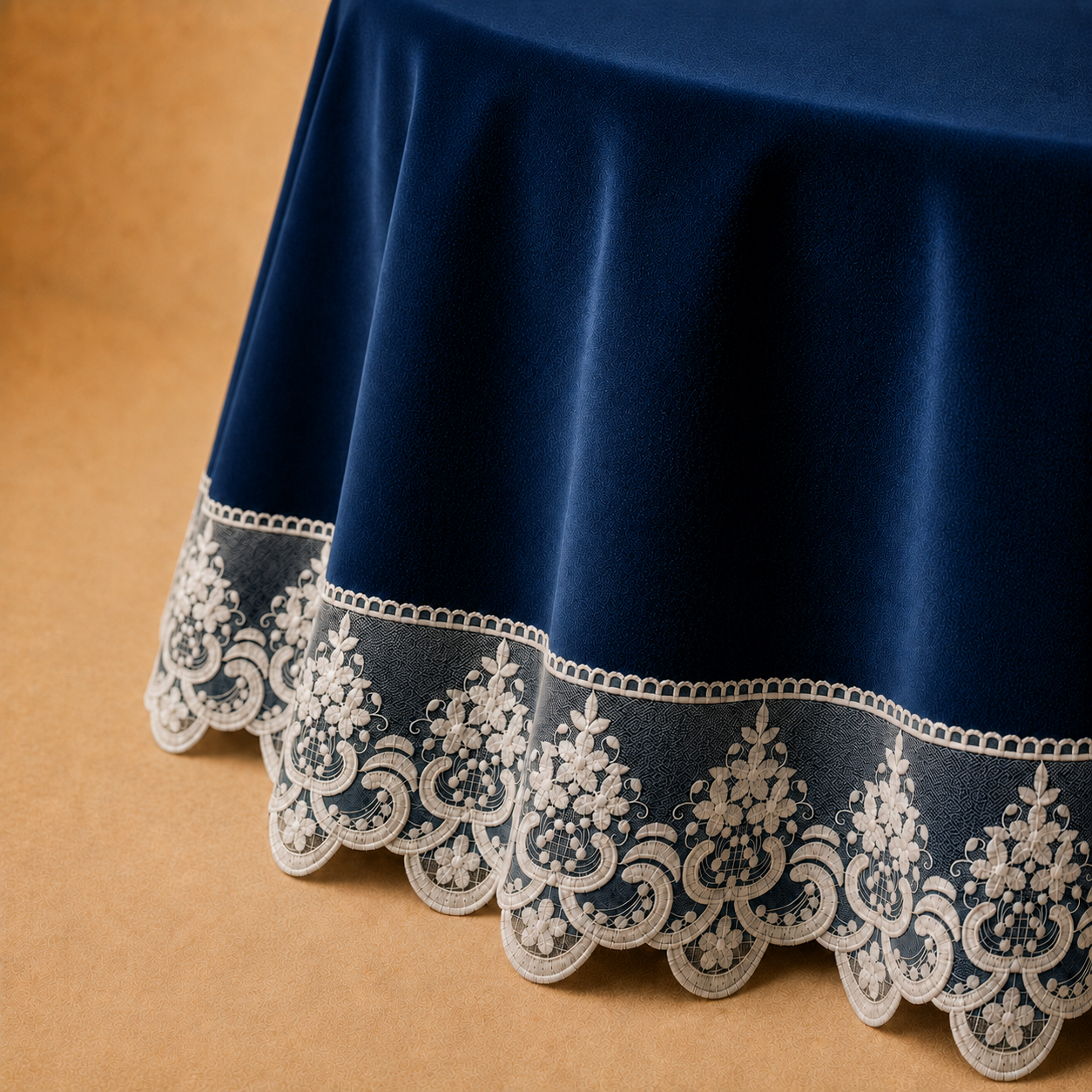 Dettaglio del tessuto effetto velluto Blu Scuro con pizzo Rebrodé bianco che prosegue oltre il bordo