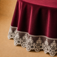 Dettaglio del tessuto effetto velluto Bordeaux con pizzo Rebrodé bianco che prosegue oltre il bordo