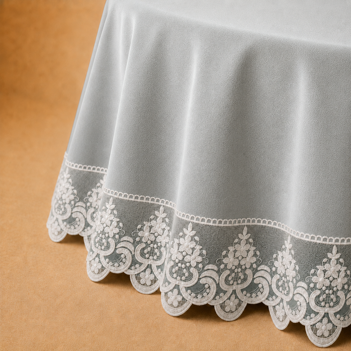 Dettaglio del tessuto effetto velluto Grigio Chiaro con pizzo Rebrodé bianco che prosegue oltre il bordo