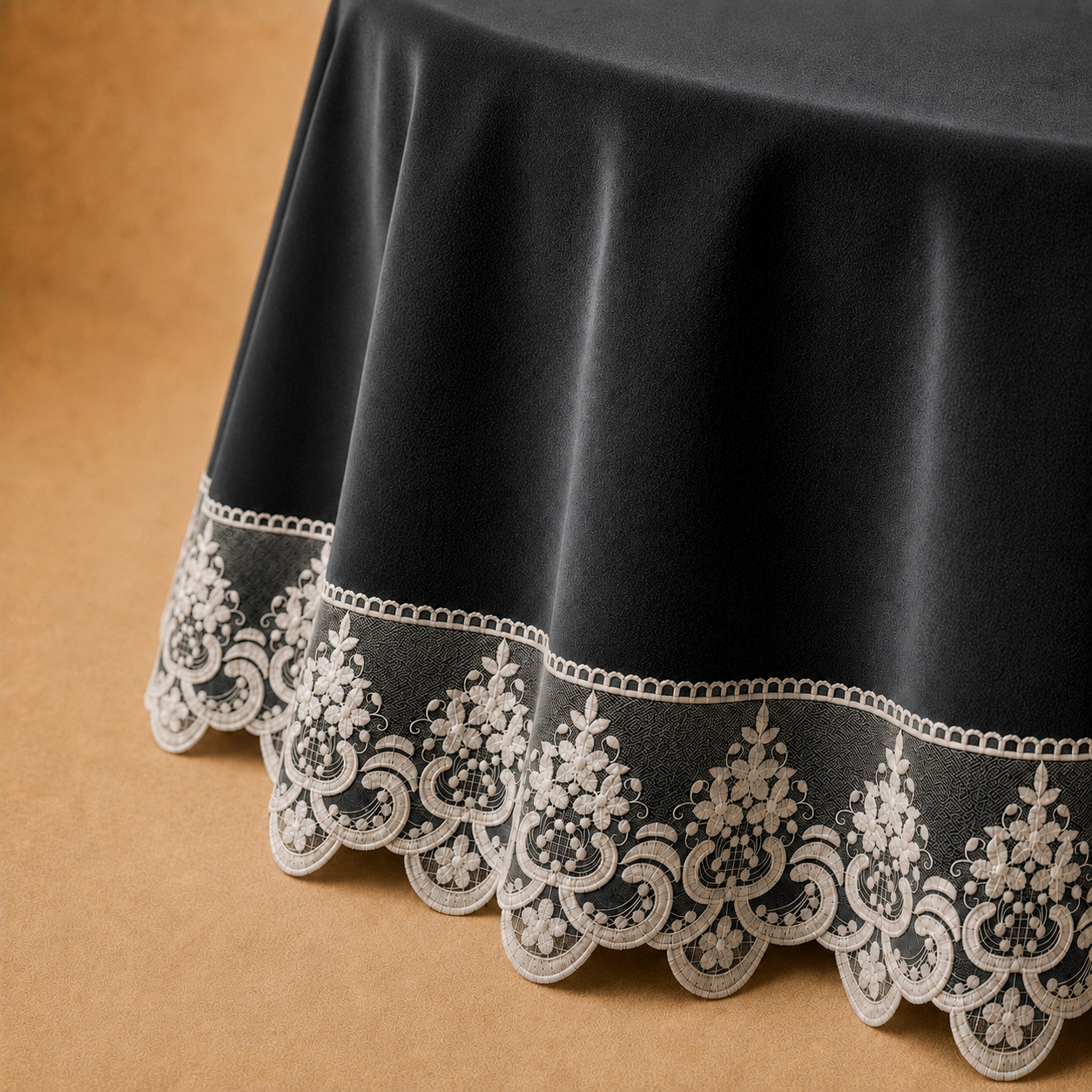 Dettaglio del tessuto effetto velluto Nero con pizzo Rebrodé bianco che prosegue oltre il bordo