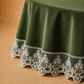 Dettaglio del tessuto effetto velluto Verde Oliva con pizzo Rebrodé bianco che prosegue oltre il bordo
