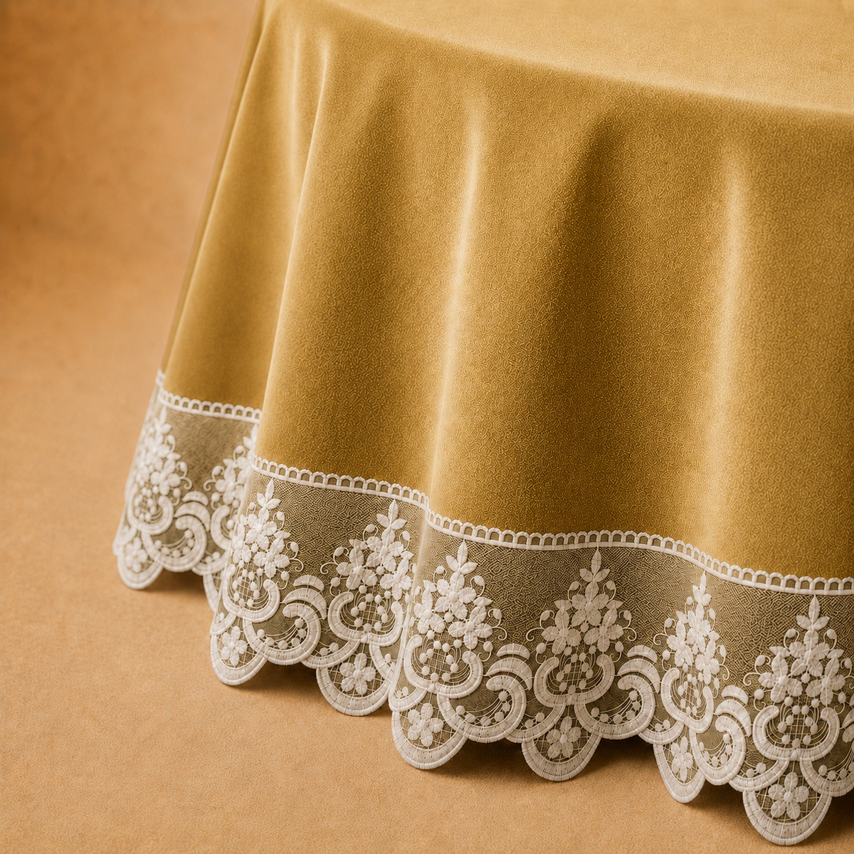 Dettaglio del tessuto effetto velluto Oro con pizzo Rebrodé bianco che prosegue oltre il bordo